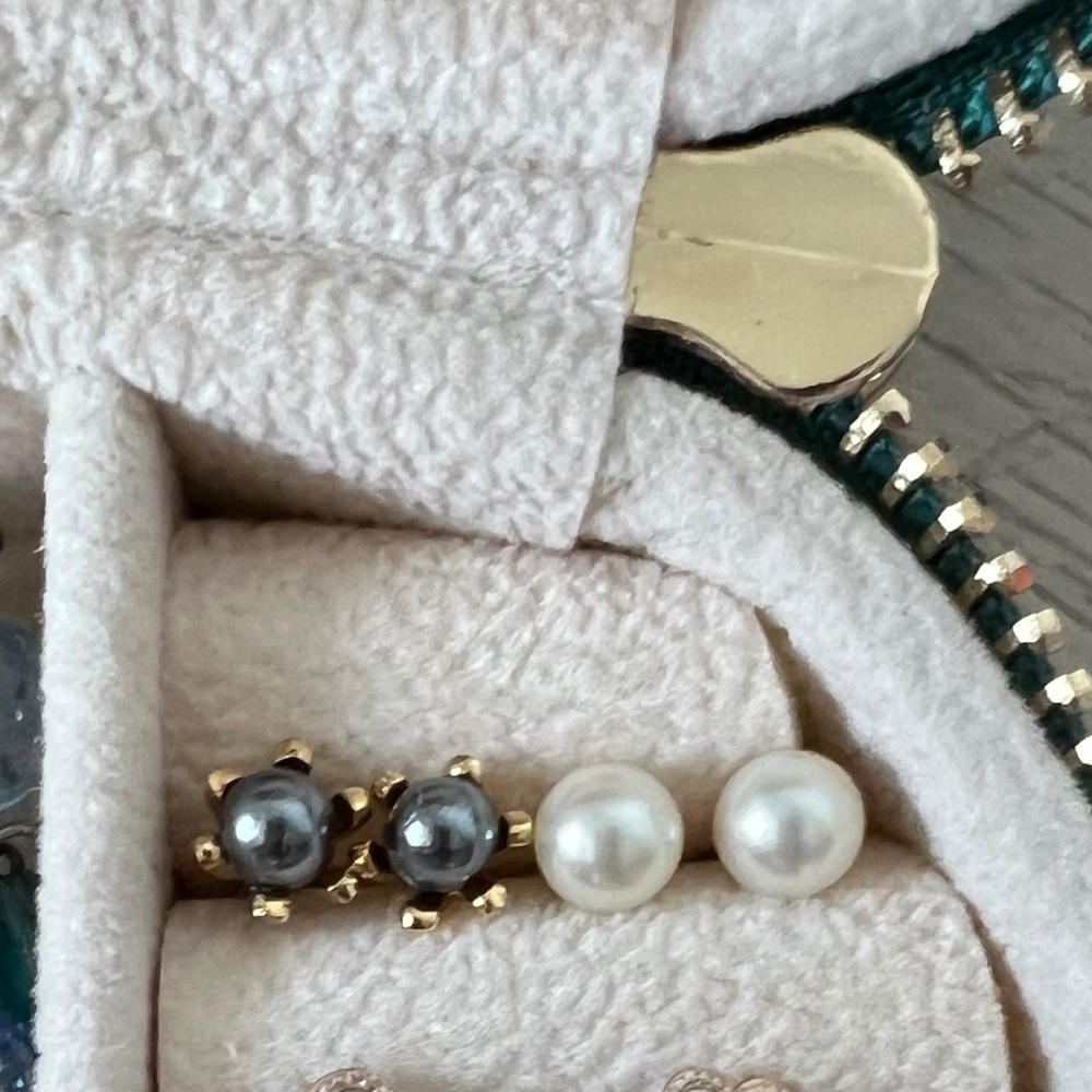 Set of pearl studs